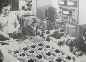 Produkcja polistyrenowej obudowy aparatu (dzial wtryskarek) - RWT, lata 1960-66.